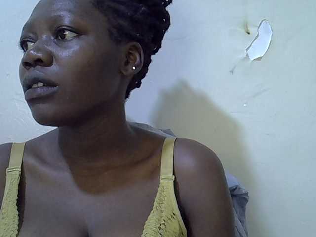 juicy-bella live cam on BongaCams