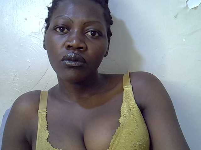juicy-bella live cam on BongaCams