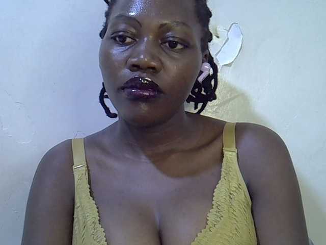 juicy-bella live cam on BongaCams