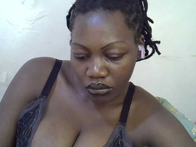 juicy-bella live cam on BongaCams