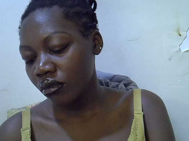 juicy-bella live cam on BongaCams