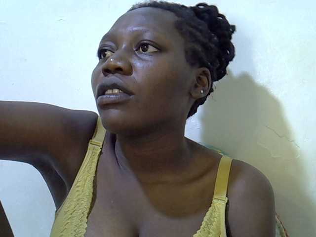 juicy-bella live cam on BongaCams