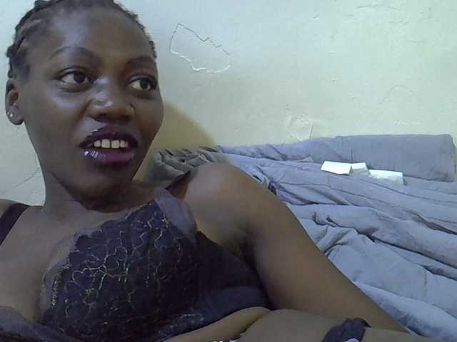 juicy-bella live cam on BongaCams