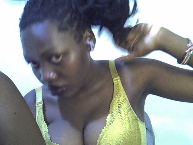 juicy-bella live cam on BongaCams