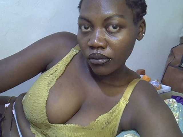 Juicy-bella, 19 y/o - Live Cam on BongaCams