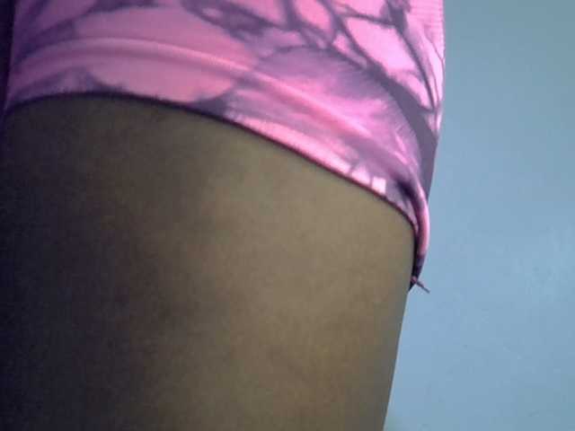 juicy-bella live cam on BongaCams