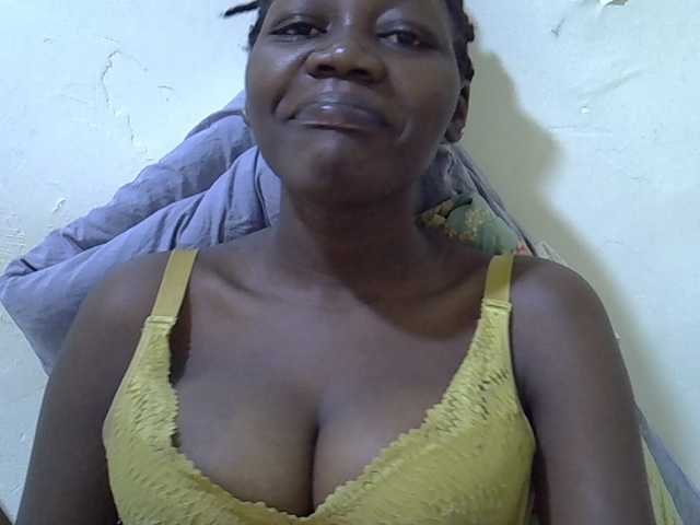 juicy-bella live cam on BongaCams