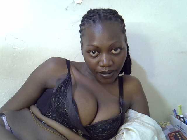 juicy-bella live cam on BongaCams
