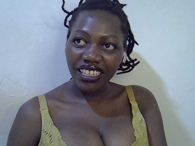 juicy-bella live cam on BongaCams