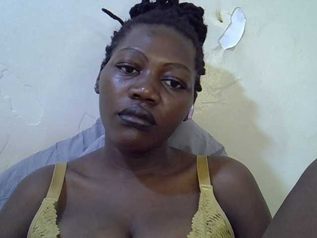 juicy-bella live cam on BongaCams