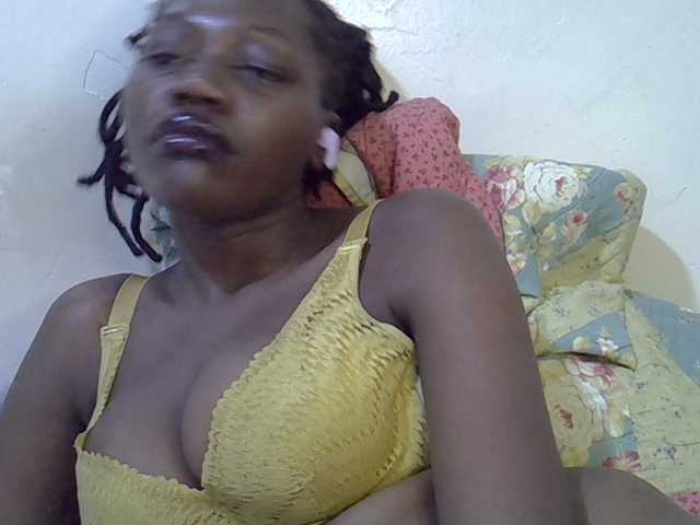 juicy-bella live cam on BongaCams
