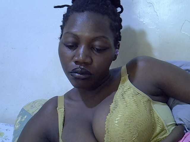 juicy-bella live cam on BongaCams