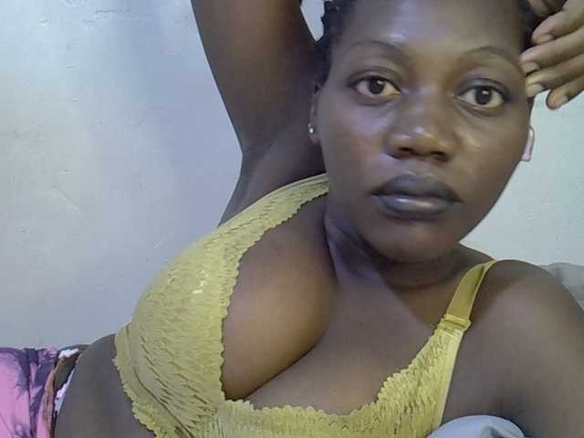 juicy-bella live cam on BongaCams