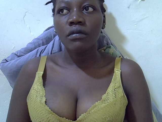 juicy-bella live cam on BongaCams