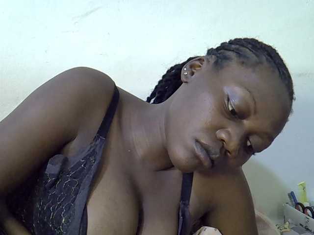juicy-bella live cam on BongaCams