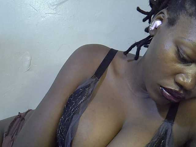 juicy-bella live cam on BongaCams