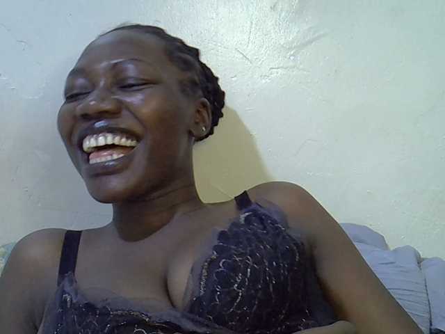 juicy-bella live cam on BongaCams