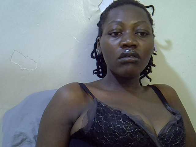 juicy-bella live cam on BongaCams
