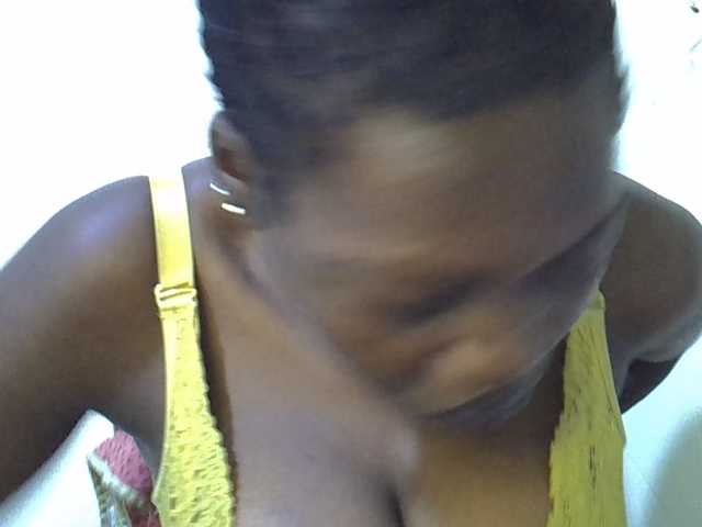 juicy-bella live cam on BongaCams