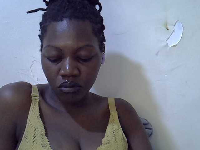 juicy-bella live cam on BongaCams