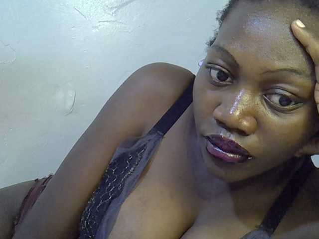 juicy-bella live cam on BongaCams