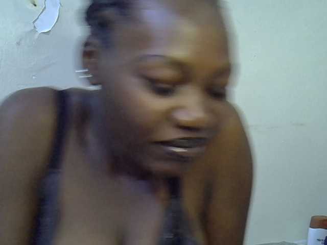 juicy-bella live cam on BongaCams