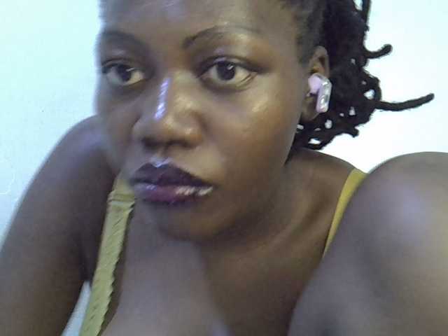 juicy-bella live cam on BongaCams
