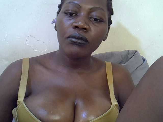 juicy-bella live cam on BongaCams