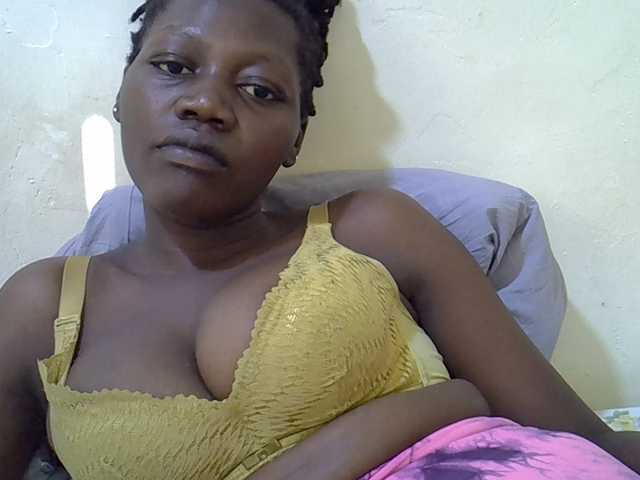 juicy-bella live cam on BongaCams
