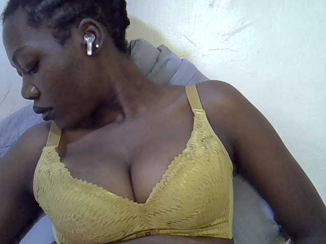 juicy-bella live cam on BongaCams