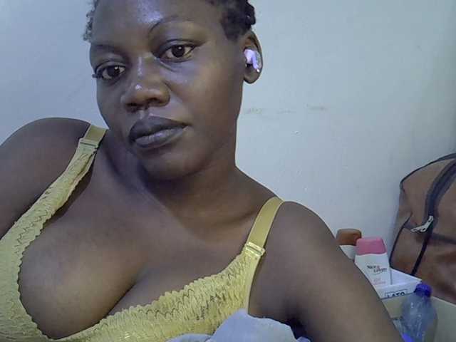 juicy-bella live cam on BongaCams