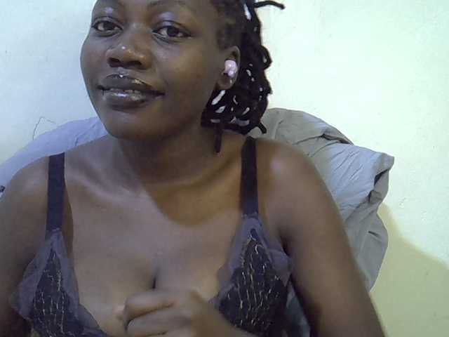 juicy-bella live cam on BongaCams