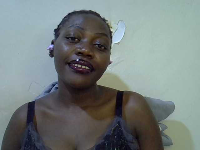 juicy-bella live cam on BongaCams