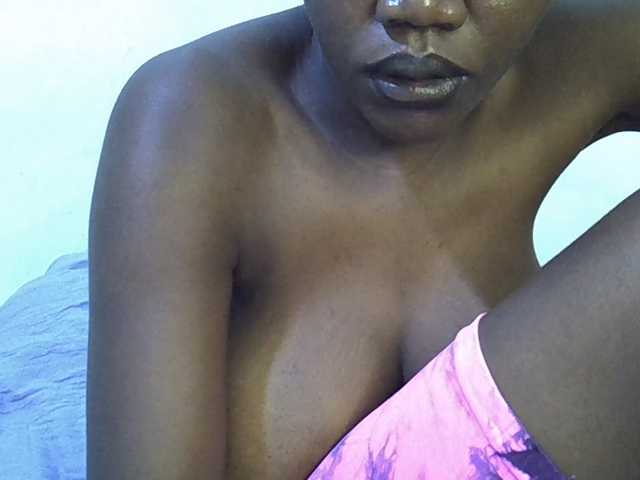 juicy-bella live cam on BongaCams