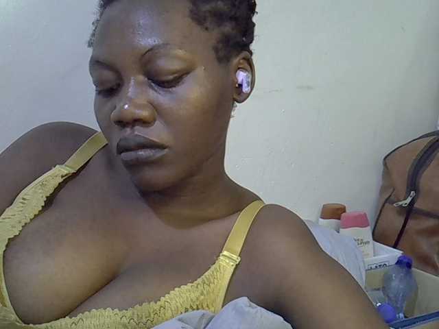 juicy-bella live cam on BongaCams