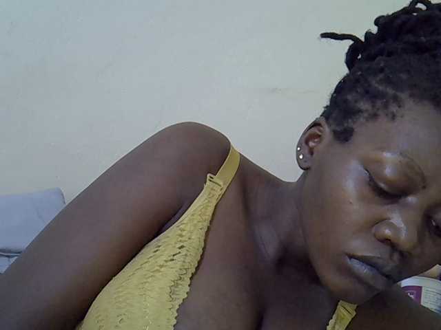 juicy-bella live cam on BongaCams