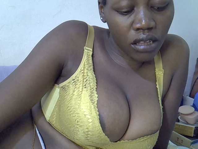 juicy-bella live cam on BongaCams