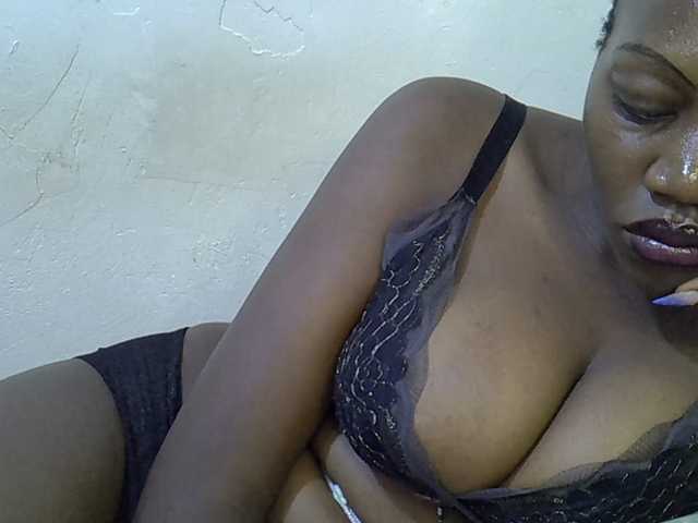 juicy-bella live cam on BongaCams