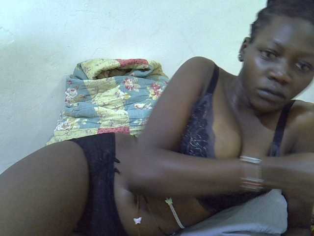 le modèle juicy-bella est en webcam porno dans un show sur le site bongacams, il possède les tags suivants: Ebony,Brunette,Trimmed
