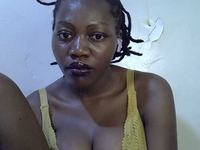 juicy-bella live cam on BongaCams