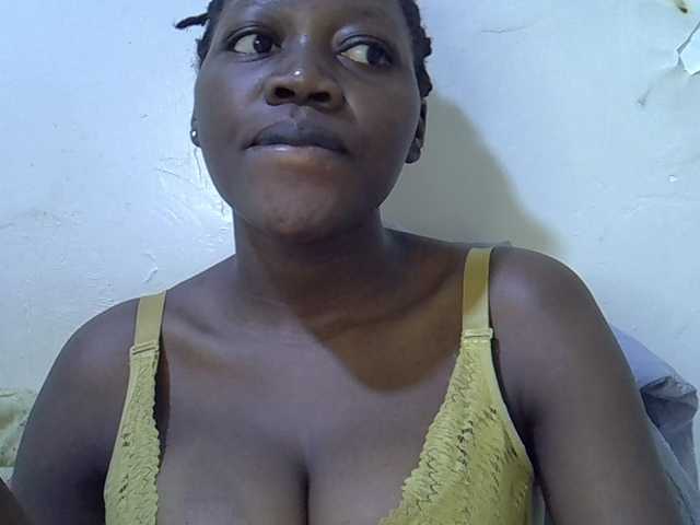 juicy-bella live cam on BongaCams