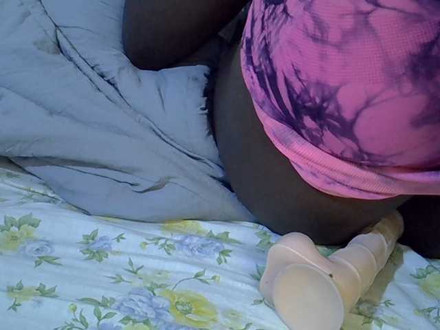 juicy-bella live cam on BongaCams