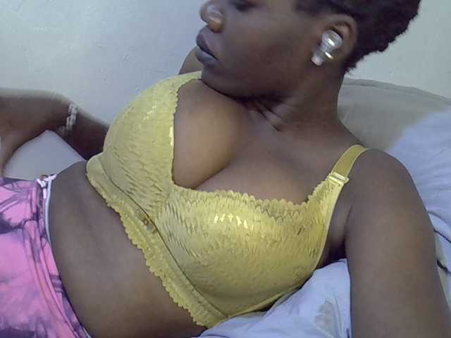 juicy-bella live cam on BongaCams