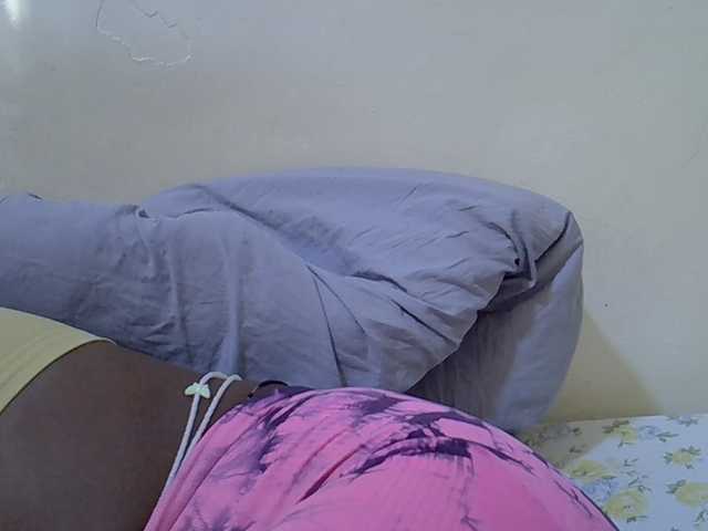 juicy-bella live cam on BongaCams