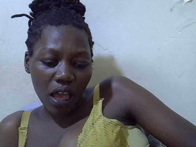 juicy-bella live cam on BongaCams
