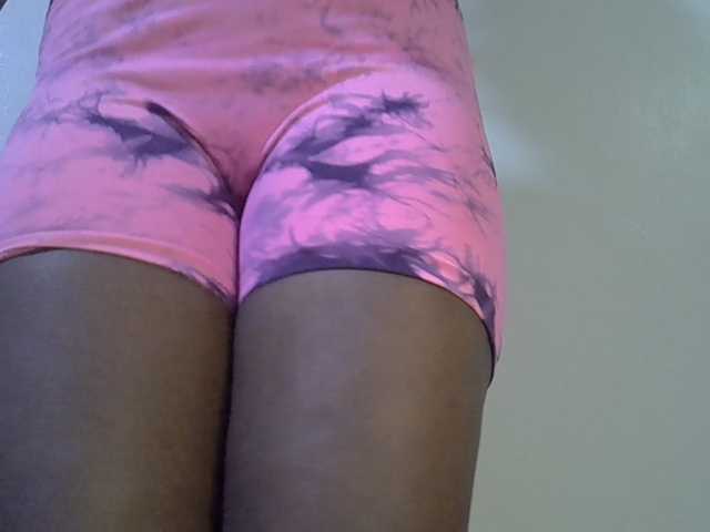 juicy-bella live cam on BongaCams