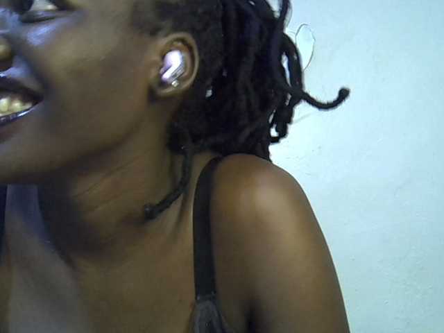 juicy-bella live cam on BongaCams
