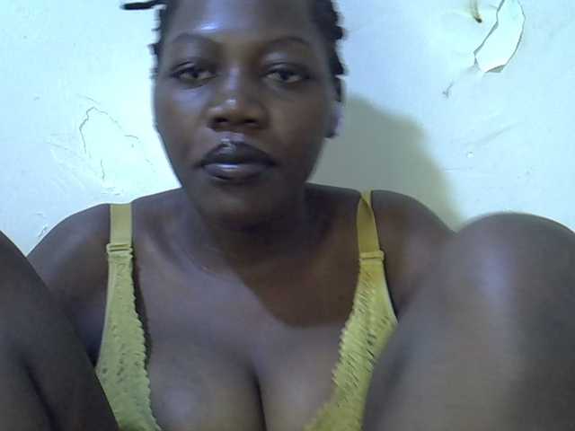 juicy-bella live cam on BongaCams