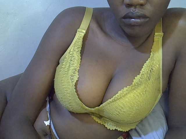 juicy-bella live cam on BongaCams