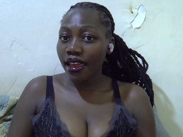 juicy-bella live cam on BongaCams